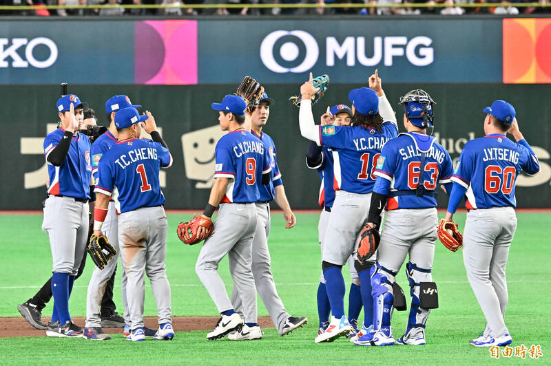 台灣隊扣倒捷克隊。（特派記者陳志曲攝）