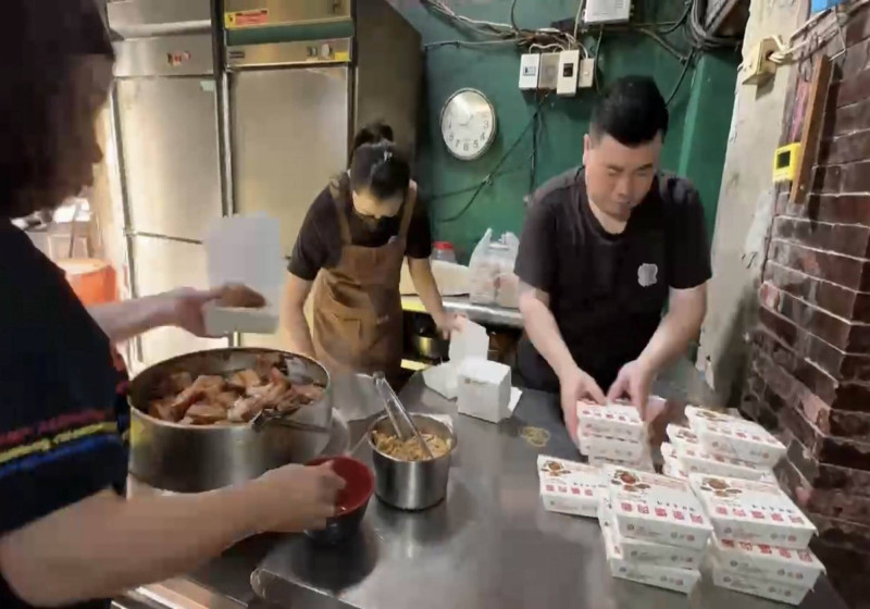 阿泉爌肉飯業者一早準備200碗爌肉飯，讓民眾享用觀看台韓大戰。（民眾提供）