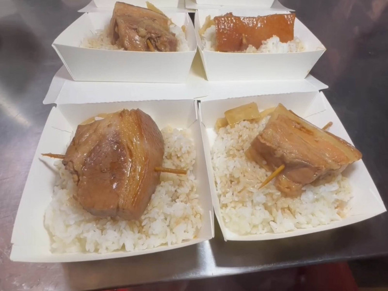 200份爌肉飯送給民眾觀賞台韓大戰。（民眾提供）