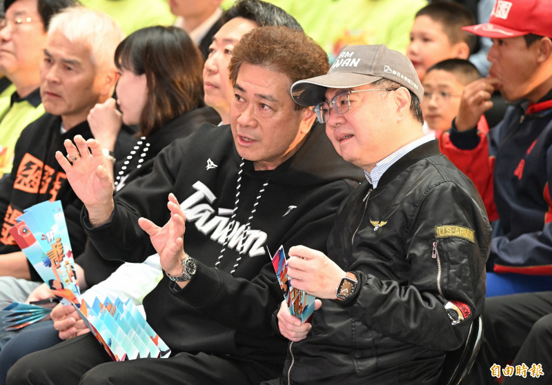 卓榮泰今天出席中華電信「全台集氣 最強應援在中華」公播活動，前職棒球星、原民會副主委陳義信陪同。（記者林正堃攝）