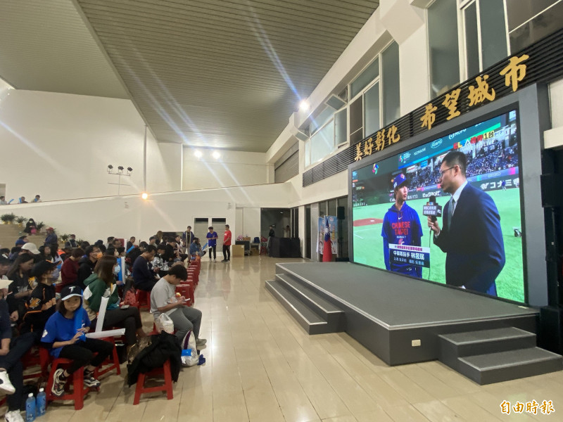 世界棒球經典賽台灣今與韓國之戰，彰化縣政府在中庭同步直播賽事。（記者張聰秋攝）