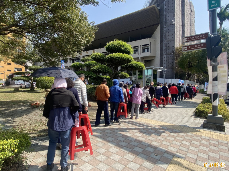 等待領取美食兌換券的民眾，從中庭騎樓前排隊，外溢到廣場再到中山路人行道，綿延300多公尺。（記者張聰秋攝）
