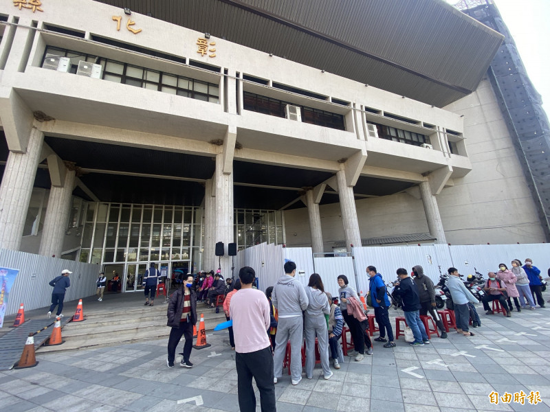人龍從騎樓外溢到廣場再彎到南郭路、中山路人行道上， 民眾熱情相挺台灣隊。（記者張聰秋攝）