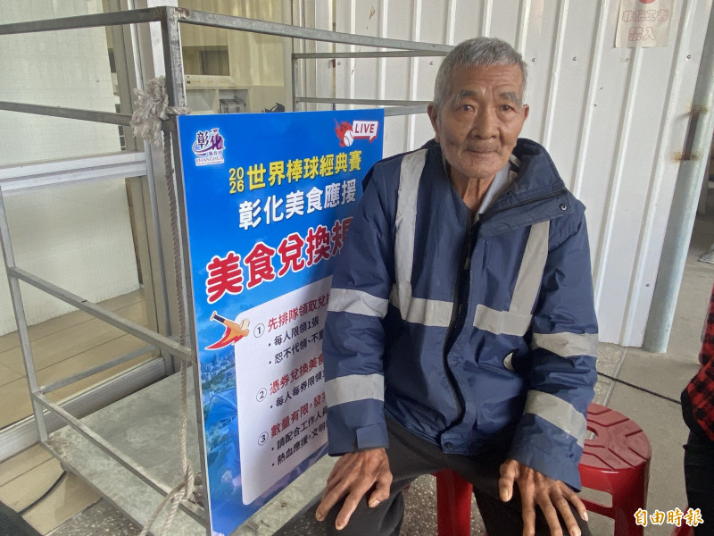 和美鎮民今天早上6點多搶到頭香。（記者張聰秋攝）