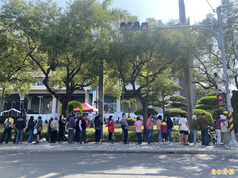 今天上午10點30分發放美食兌換券，10點不到人龍已綿延300公尺，很壯觀。（記者張聰秋攝）