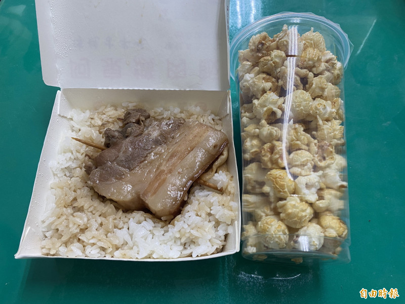 WBC台灣對韓國背水一戰，彰化縣政府直播現場美食應援，爌肉飯外加碼爆米花，就是要大家跨海集氣，台灣隊打爆韓國。（記者張聰秋攝）