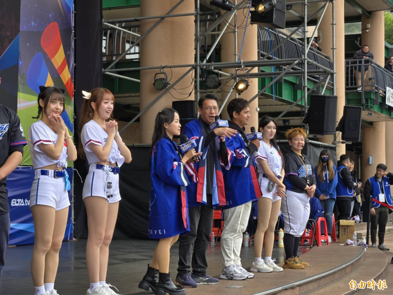 新北市政府在市民廣場舉辦WBC直播派對，邀請熱血主播許展元、啦啦隊成員到場應援。（記者賴筱桐攝）