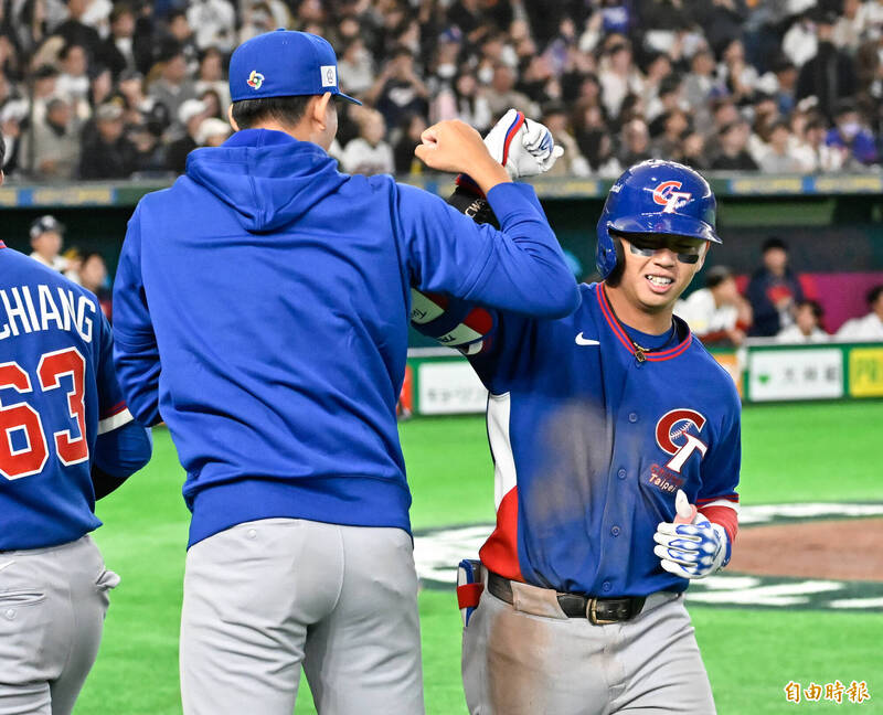 鄭宗哲開轟。（記者陳志曲攝）