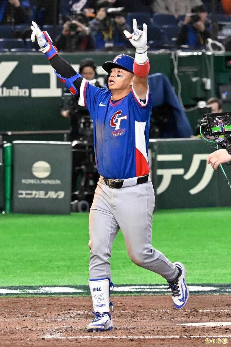 鄭宗哲開轟。（記者陳志曲攝）