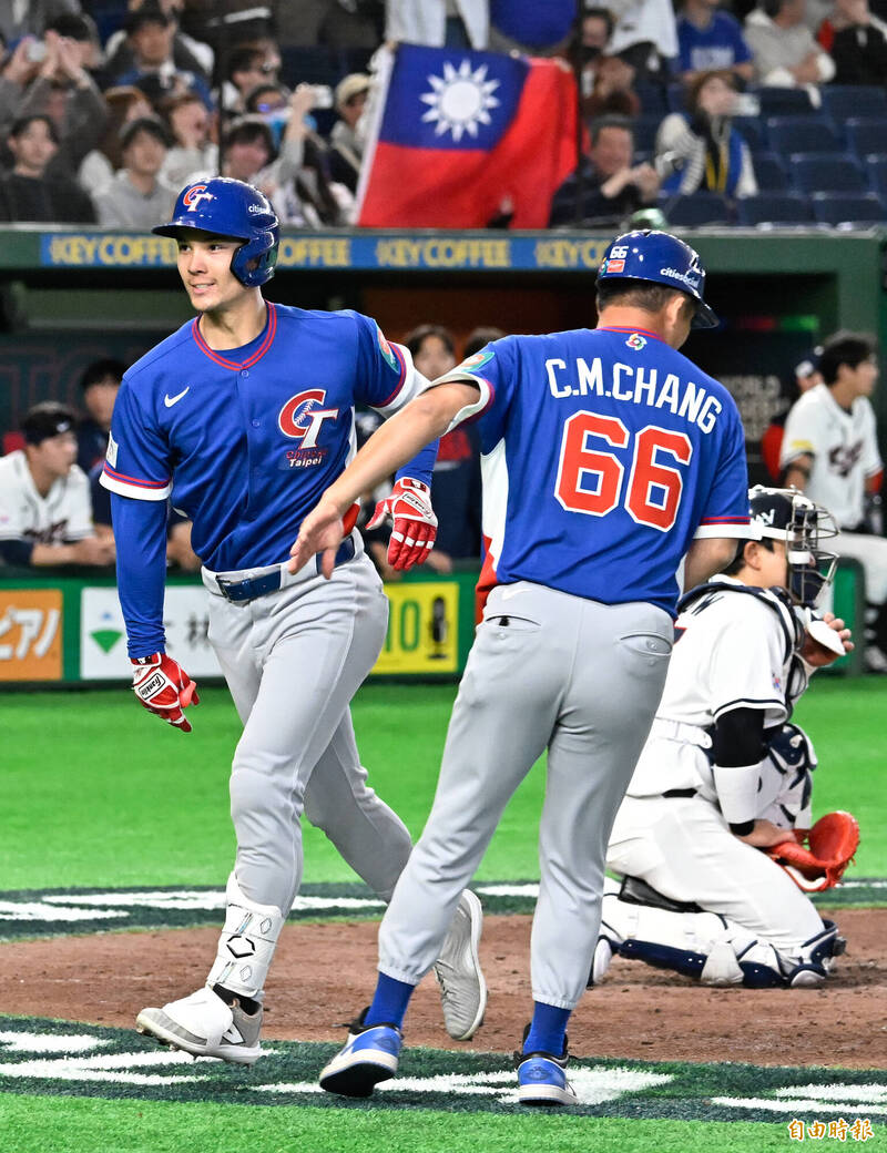 台灣隊費爾柴德敲出二分全壘打超前比分。（記者陳志曲攝）