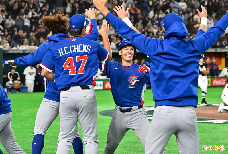 台灣隊費爾柴德敲出二分全壘打超前比分。（記者陳志曲攝）