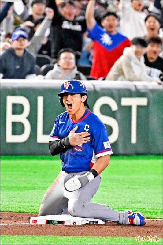 台灣隊長陳傑憲在突破僵局制十局上帶傷代跑，跑回致勝分，逼哭不少人。（特派記者陳志曲攝）