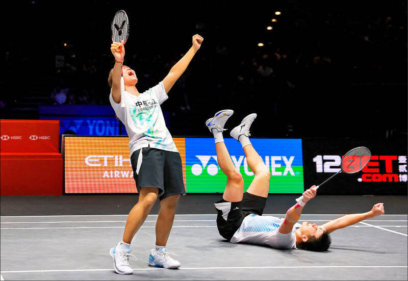 葉宏蔚（右）與詹又蓁成為史上第一對在全英賽混雙奪冠的台灣組合。 （美聯社）