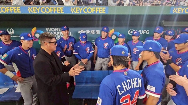 棒協理事長辜仲諒為台灣英雄打氣。（棒協提供）