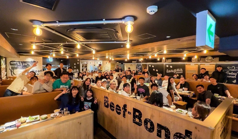 辜仲諒宴請台灣隊吃燒肉（棒協提供）