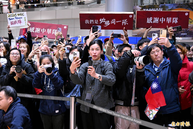 經典賽的台灣隊員們今天凌晨返抵國門，許多球迷在入境大廳迎接英雄們出關。（記者朱沛雄攝）