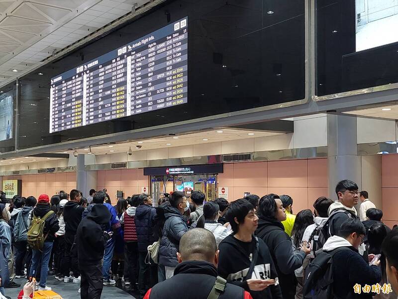 經典賽的台灣隊員們今天凌晨返抵國門，許多球迷在入境大廳等著迎接英雄們出關。（記者林宥辰攝）