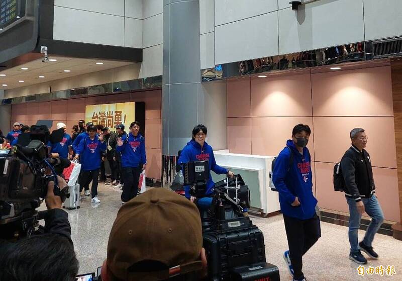 經典賽的台灣隊員們今天凌晨返抵國門。（記者林宥辰攝）