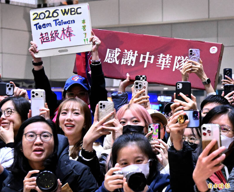 經典賽的台灣隊員們今天凌晨返抵國門，許多球迷在入境大廳迎接英雄們出關。（記者朱沛雄攝）