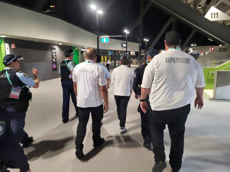 前台灣男足總教練陳貴人遭大會人士請出場。（台灣女足球員工會秘書長焦佳弘提供）