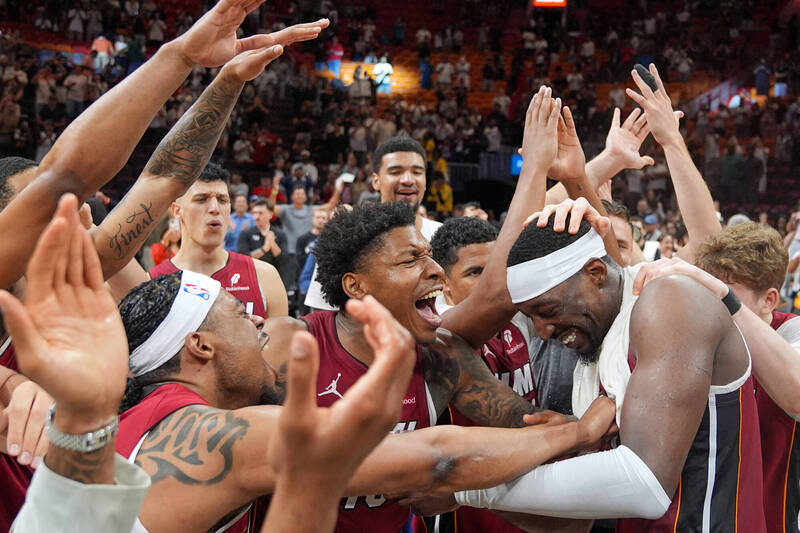 艾德巴約（Bam Adebayo，右一）狂飆83分，改寫聯盟單場得分第2高紀錄。（美聯社）