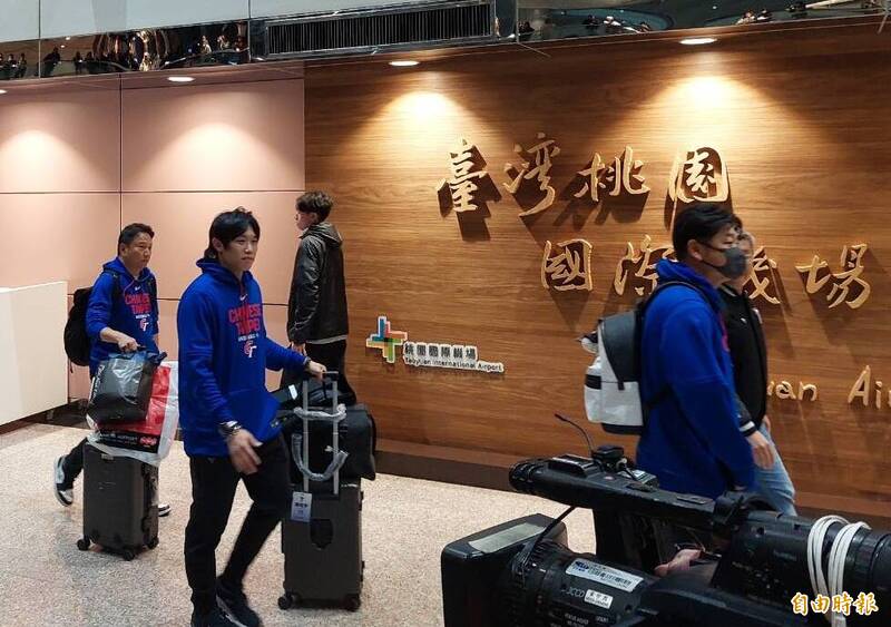 經典賽的台灣隊員們今天凌晨返抵國門。（記者林宥辰攝）