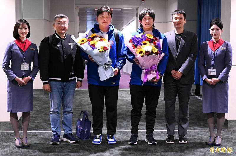 經典賽的台灣隊員們今天凌晨返抵國門，體育部長李洋（右二）接機，華航獻花給總教練曾豪駒（左三）與投手陳冠宇（右三）。（記者朱沛雄攝）