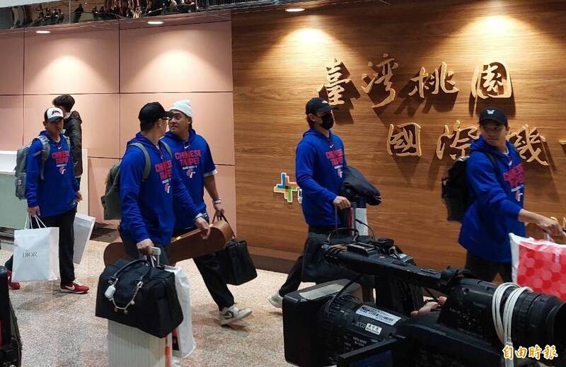 經典賽的台灣隊員們今天凌晨返抵國門。（記者林宥辰攝）