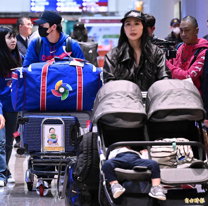 台灣隊長陳傑憲走出大廳時，接機的熱情球迷發現同行的孩子都已入睡，立刻互相提醒不要吵到孩子。（記者朱沛雄攝）