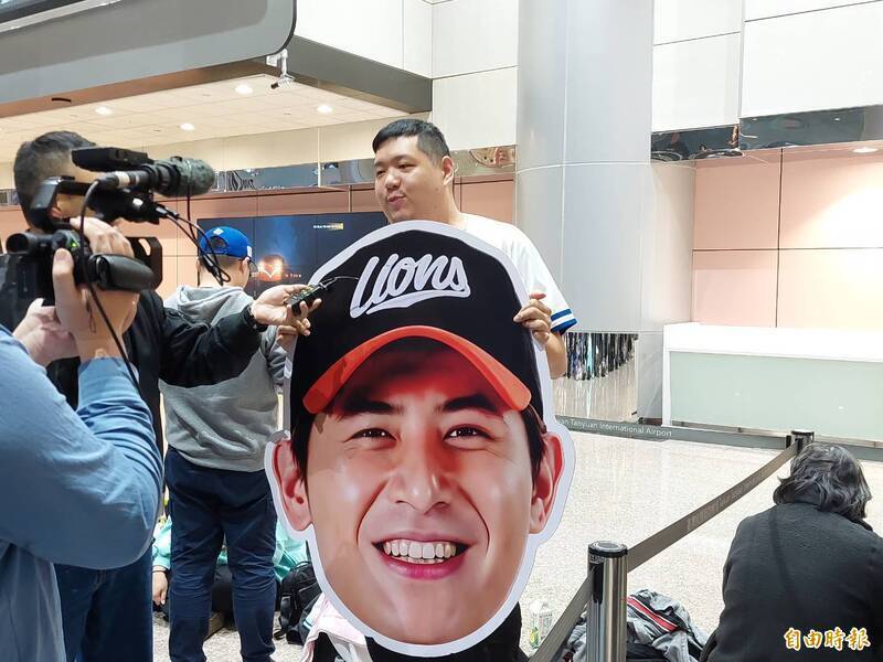 球迷帶著陳傑憲的大頭立牌到桃園機場接機。（記者林宥辰攝）