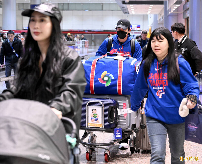 台灣隊長陳傑憲走出大廳時，接機的熱情球迷發現同行的孩子都已入睡，立刻互相提醒不要吵到孩子。（記者朱沛雄攝）
