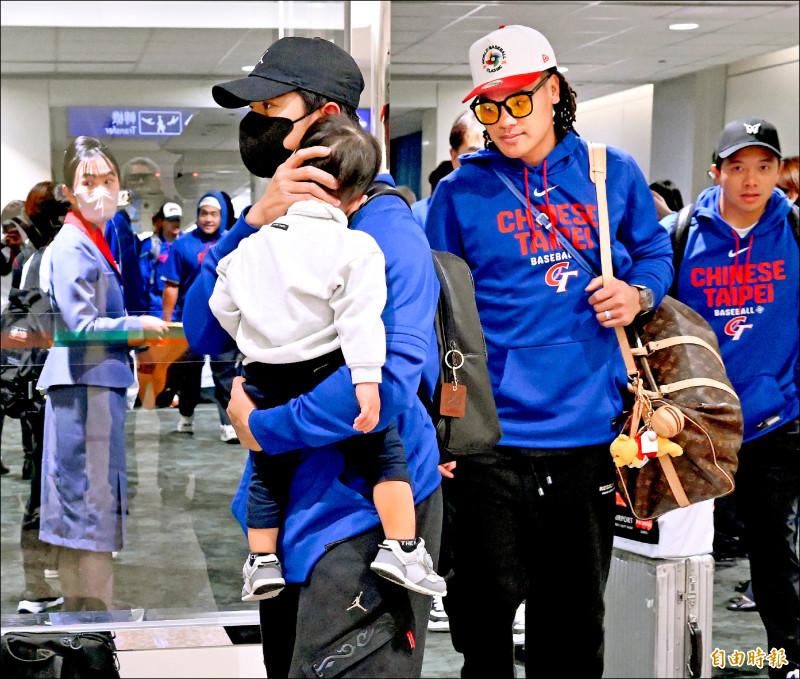 經典賽台灣隊昨凌晨抵台，隊長陳傑憲抱著兒子現身。（記者朱沛雄攝）
