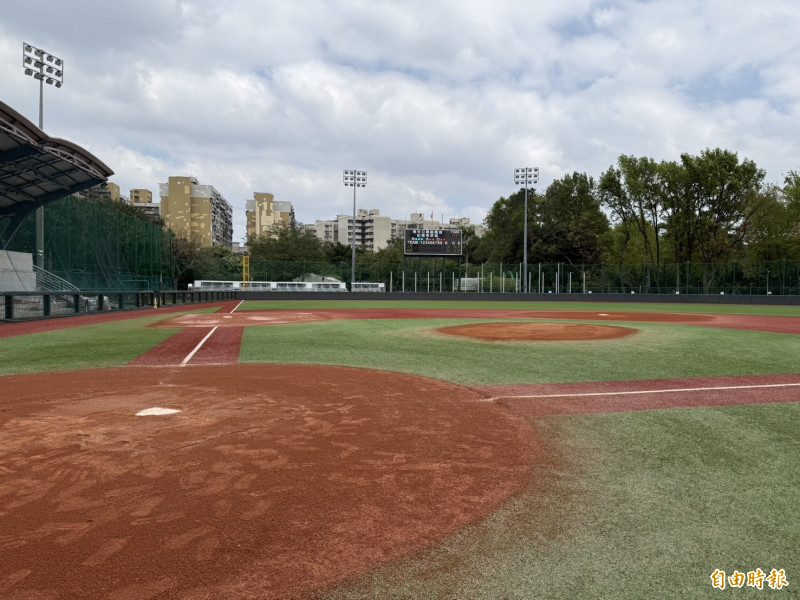 青年公園棒球場硬體再升級並冠名「青年公園謝國城紀念棒球場」。（記者甘孟霖攝）