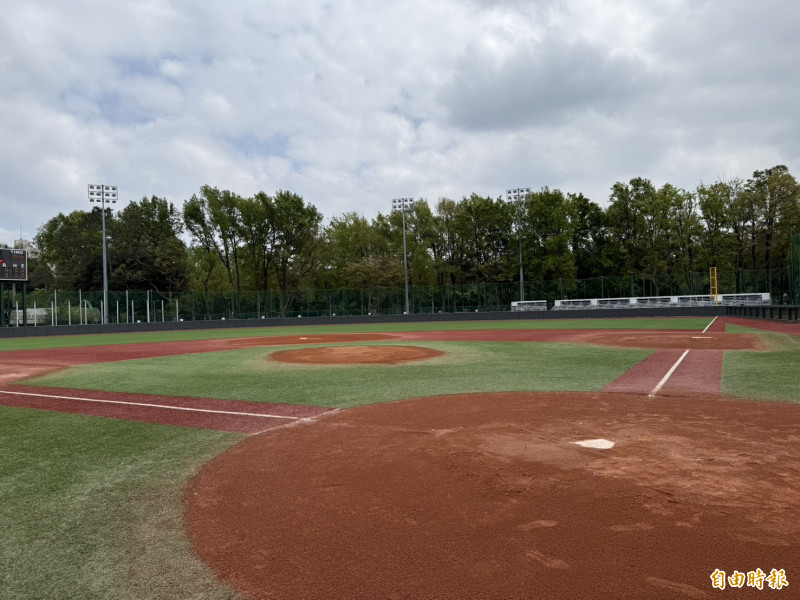 青年公園棒球場硬體再升級並冠名「青年公園謝國城紀念棒球場」。（記者甘孟霖攝）