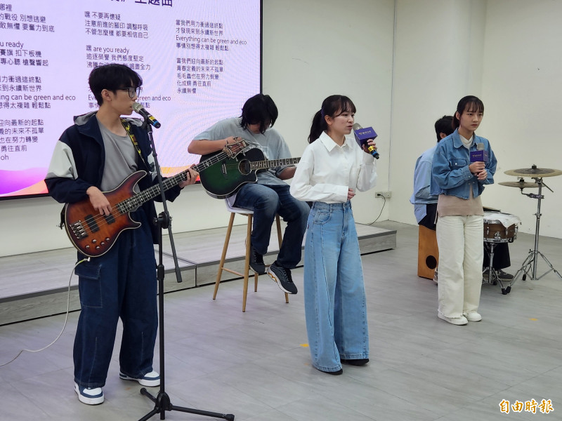 中央大學學生創作全國大專校院運動會主題曲「青春永續」。（記者周敏鴻攝）