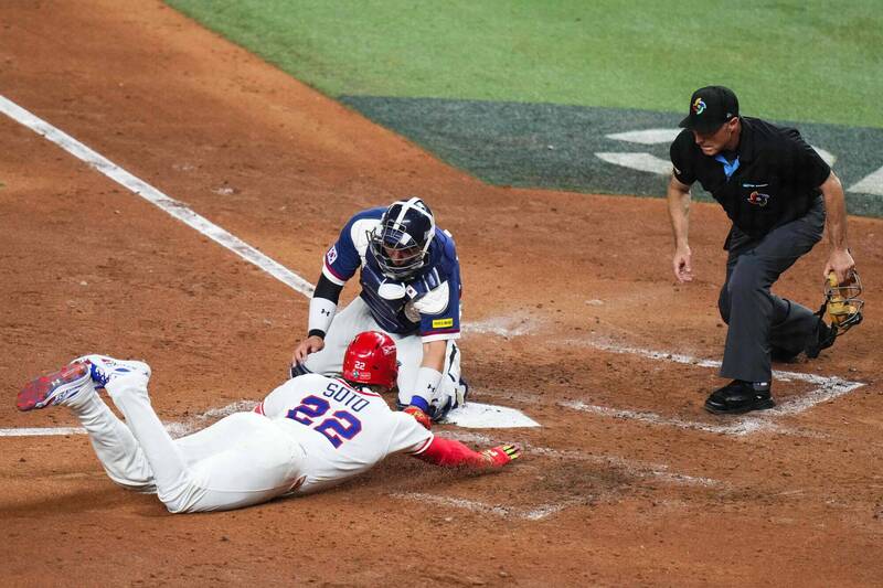 索托技巧性撲壘，閃過對手觸殺得分。（法新社）