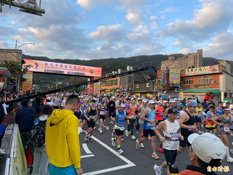 新北市萬金石馬拉松，今天（15日）清晨開跑。（記者俞肇福攝）