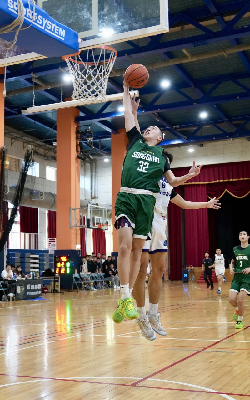 松山高中林彥呈灌籃。（U19籃球聯盟）