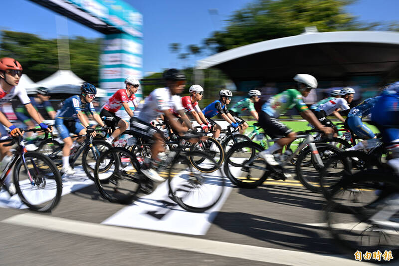 2026國際自行車環台公路大賽正式開賽，各國好手齊聚臺灣競速，第一站從臺北市站出發。（記者陳志曲攝）