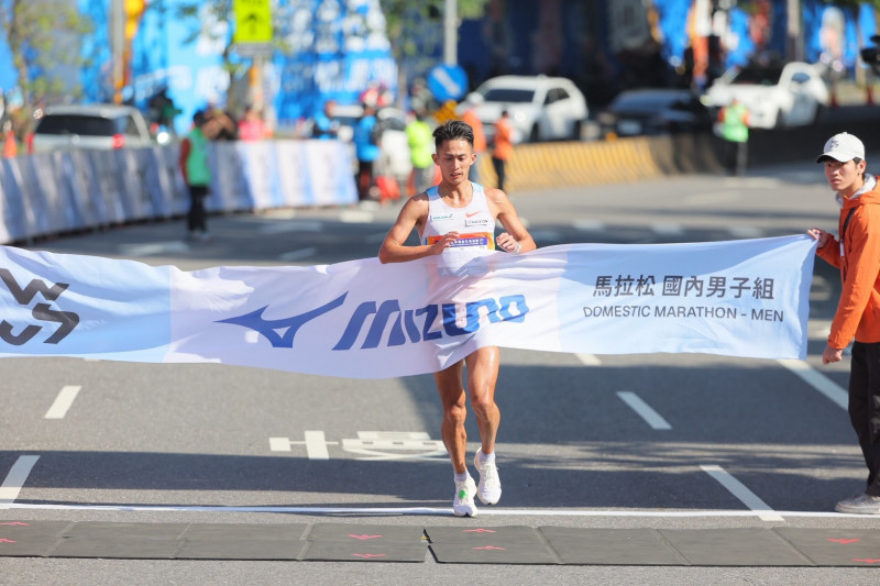 2026新北市萬金石馬拉松，馬拉松國內男子組總排第一周庭印。（新北市體育局提供）