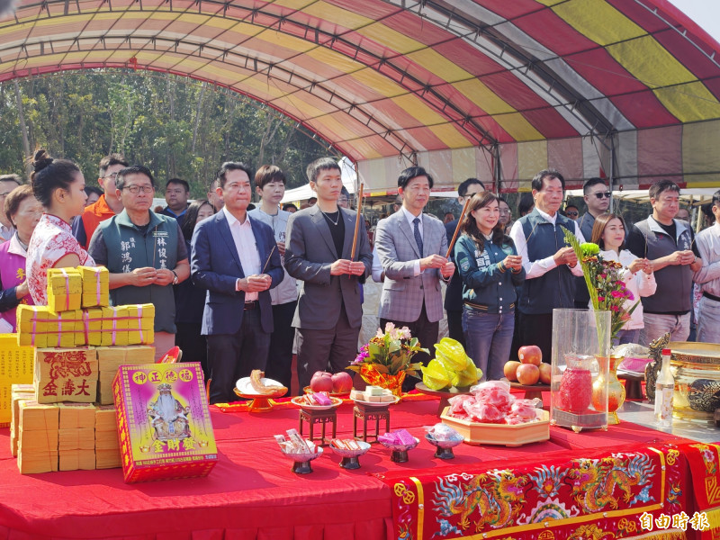 運動部長李洋與各界貴賓上香、參拜，祈求關廟射擊樂活運動館工程順利。（記者吳俊鋒攝）