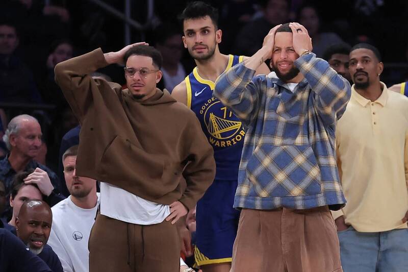 柯瑞（Stephen Curry，右）持續缺戰，勇士慘遭尼克逆轉。（路透）
