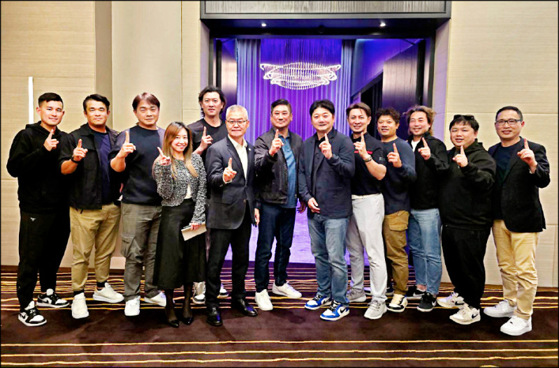 棒協理事長辜仲諒（中）宴請經典賽台灣隊教練團。（棒協提供）