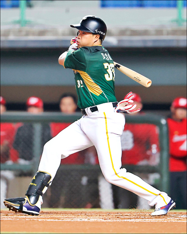 經典賽國手吳念庭首次在公辦熱身賽上場，就敲出單場2支三壘安打。（台鋼雄鷹提供）