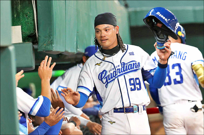 經典賽國手張育成於4局下擊出悍將第1支安打。
（富邦悍將提供）