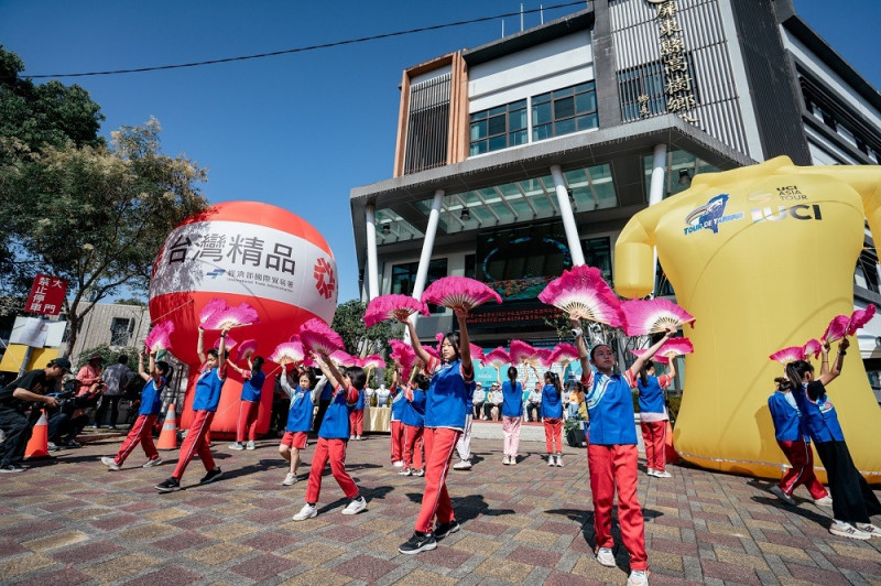 開幕由高樹國小客家樂舞社帶來天空落水歌舞演出。（照片來源：國際自由車環台賽）