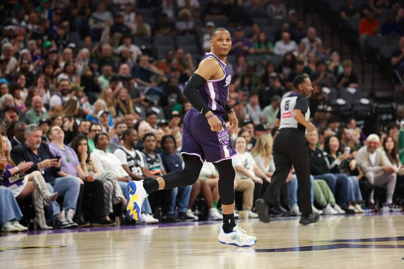 魏斯布魯克（Russell Westbrook）今天5分、10助攻，生涯總助攻數來到10343次，獨居史上第5。（法新社）