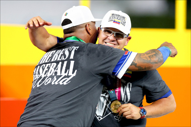 委內瑞拉總教練羅培茲（右）率隊創造經典賽奇蹟。（法新社）