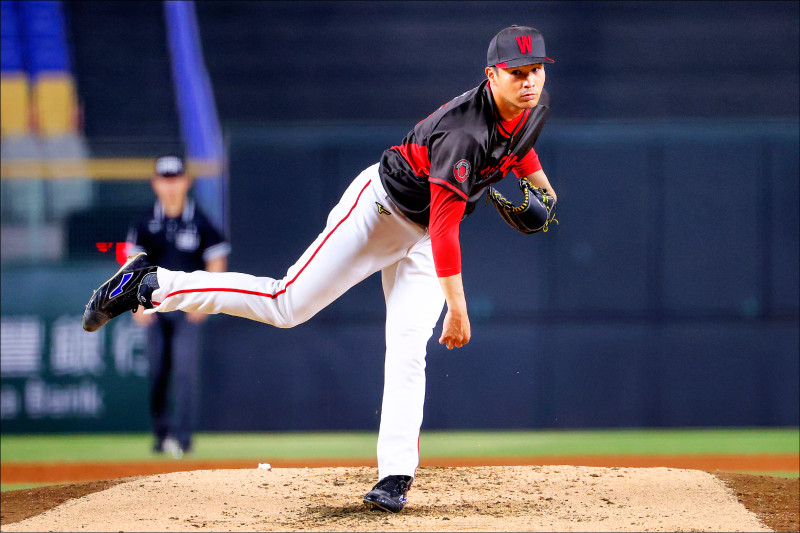 曾仁和轉戰味全龍後首度在公辦熱身賽登板。（味全龍提供）