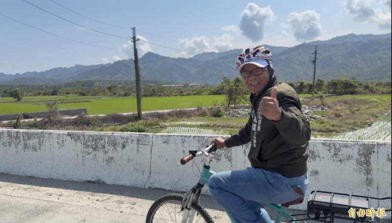 唯一乖乖把車騎回去的來賓，也體會烈日下騎行。（記者劉人瑋攝）